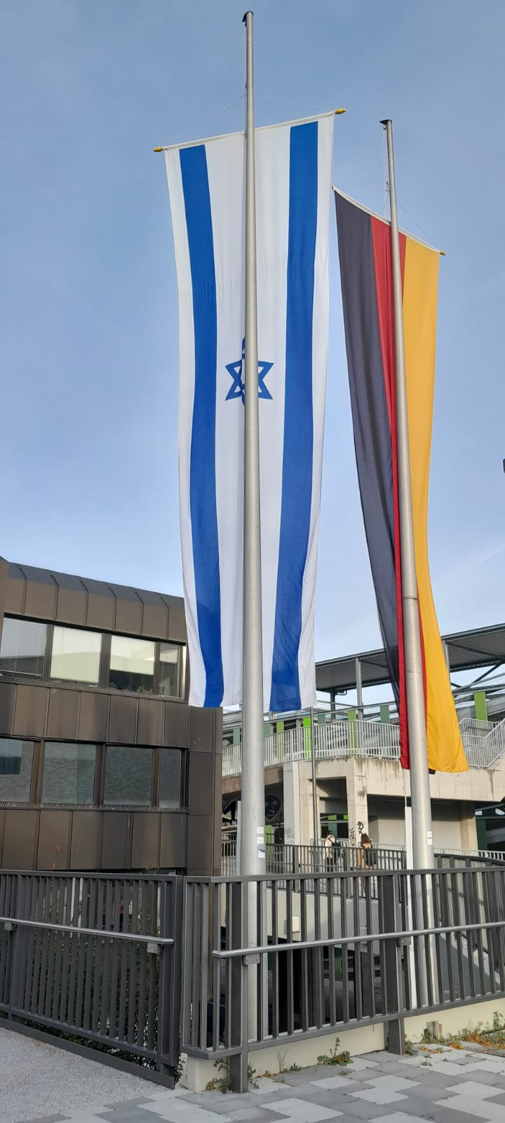 Bandera de Israel izada junto a la alemana, en Sankt Augustin, Alemania, octubre de 2023