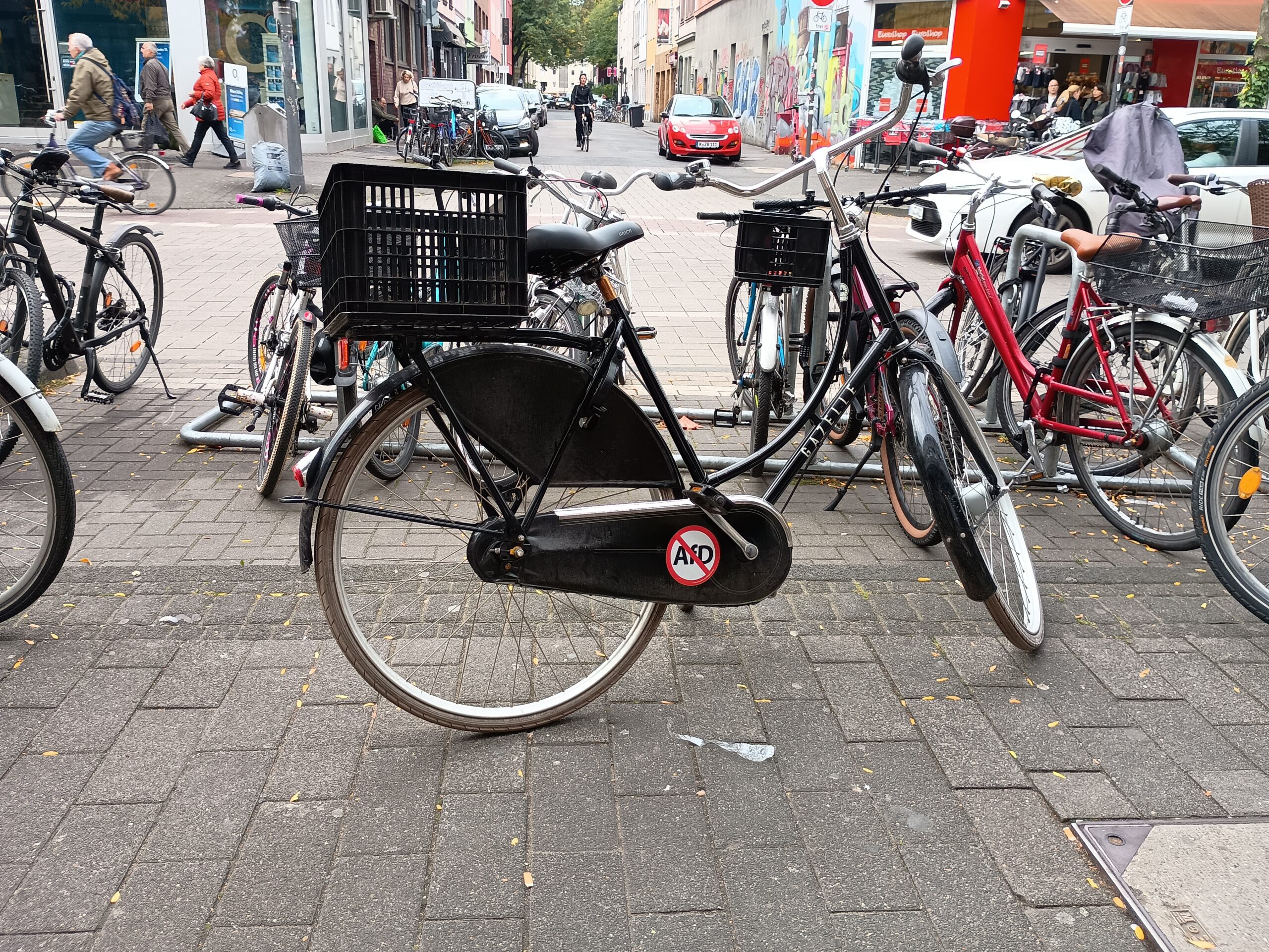UNa bici con la pegatina del emblema de la AfD tachado, Colonia, octubre de 2024