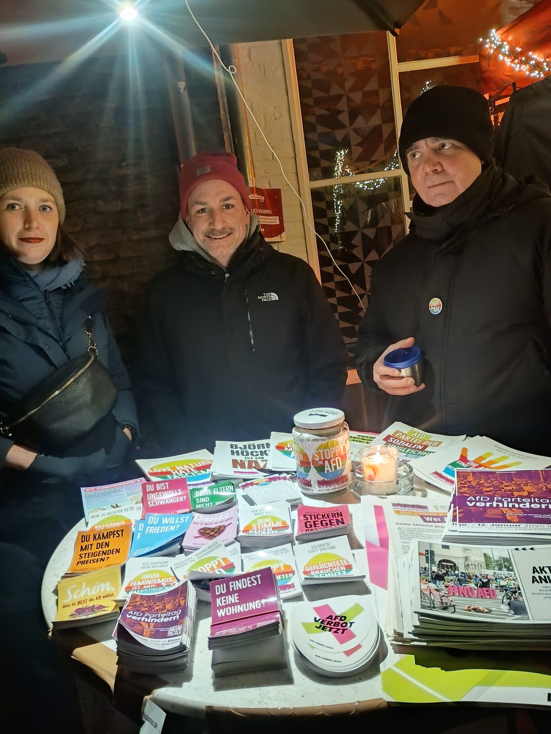 Mercado de Navidad y campaña a favor de la prohibición de AfD. Colonia, Alemania